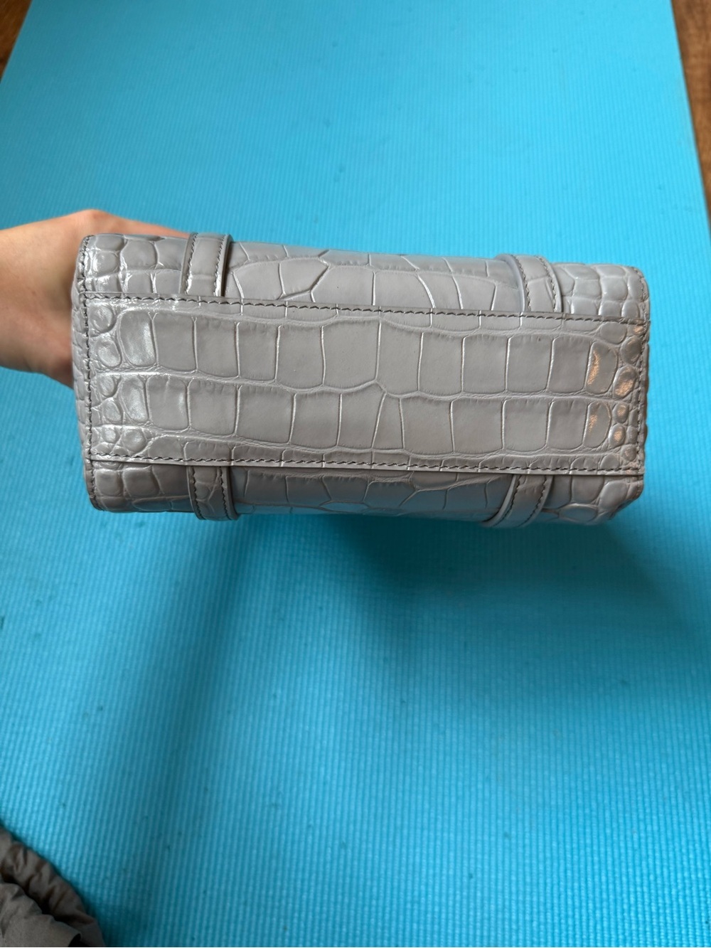 BALENCIAGA
Shiny Calfskin Logo Crocodile Embossed Everyday Tote Grey - Picture 11 of 14